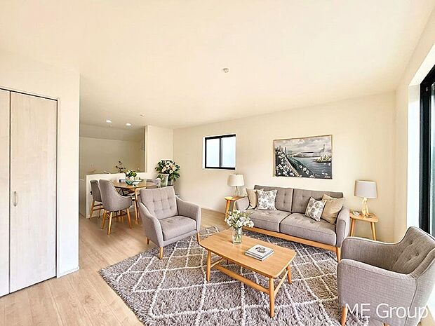 ◆E号棟◆~Living~ 家族の会話や笑顔が行き交うリビングです。大きなソファやダイニングテーブルでゆったり食事をしたりくつろぎたい♪そんな夢が叶えられる空間です!※家具はCGです