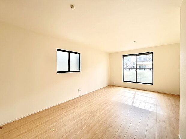 ◆E号棟◆~Living~ 飽きの来ないシンプルでおしゃれなLDK。大きな窓から日差しが差し込むので室内も明るく、家族の憩いの場としてピッタリです。開放感と日当たりの良さを是非ご覧ください!