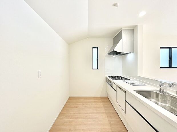 ◆E号棟◆~Kitchen~ 自然光が入る窓のあるキッチン☆毎日使う場所だからこそ、使い勝手を考慮しました。ゆったりとしたキッチンコーナーは質感豊かな仕上がりとなっております。