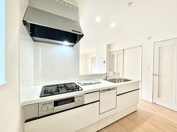 ◆E号棟◆~Kitchen~ 会話が弾むリビング、料理が愉しくなるキッチン。家は、ただ生活する場ではなく、暮らしを愉しく、快適にする場所。笑顔の毎日、安らぎの日々のために、最新の設備・仕様を採用。