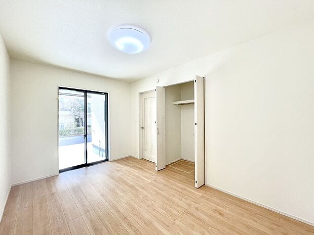 ◆E号棟◆~Bed Room~ マンションと違い部屋数が多いのが戸建てのメリットです。ご家族が増えたことで手狭に感じていた住まいも戸建てでは各居室プライバシーを保つことができます。