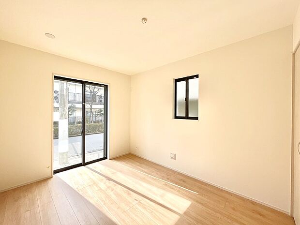 ◆E号棟◆~Bed Room~ 子供部屋はお子様にとって大変重な役割があります。子供一人で過ごす空間を与えることで、宿題や勉強時間も自然と増えまた自ら部屋の片付けや掃除なども促すことに繋がります。