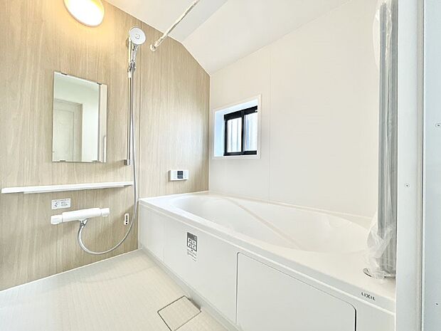 ◆E号棟◆~Bath Room~ 窓付きのバスルームは、採光もあり明るく気持ちの良い空間です。窓があることで、換気環境も良好。ゆったり寛げるバスルームで、毎日のバスタイムが楽しみになりそうです。