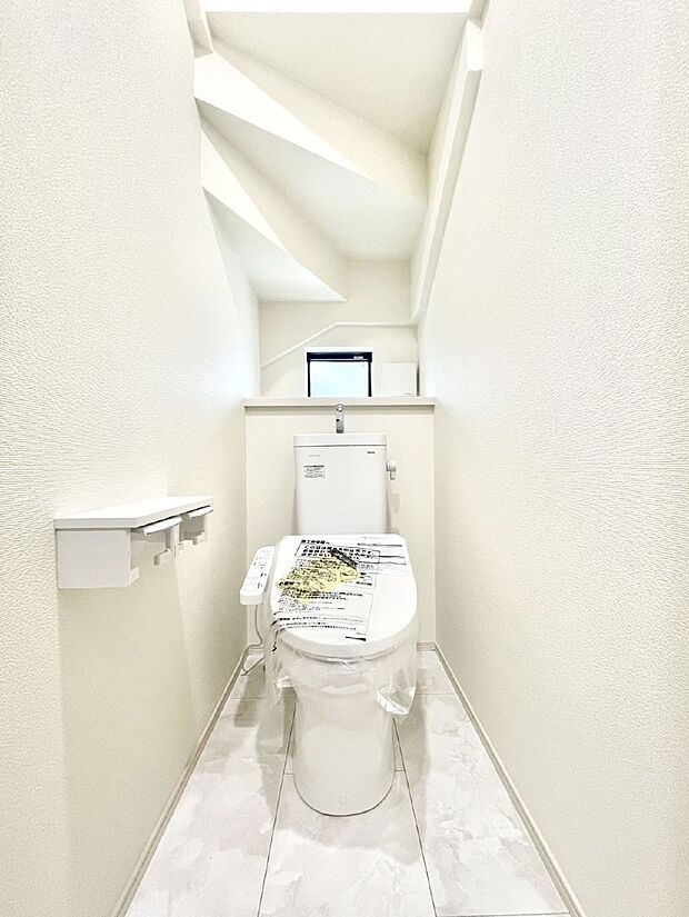 ◆E号棟◆~Toilet~ 綺麗・スッキリ・快適なウォシュレット付トイレでくつろげる空間です。採光もあり明るく、快適空間となっております♪毎日使う場所だからこその配慮です!