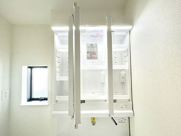 ◆E号棟◆三面鏡の裏に、化粧品や衛生用品などを収納可能。洗面台をすっきりと保ちます!