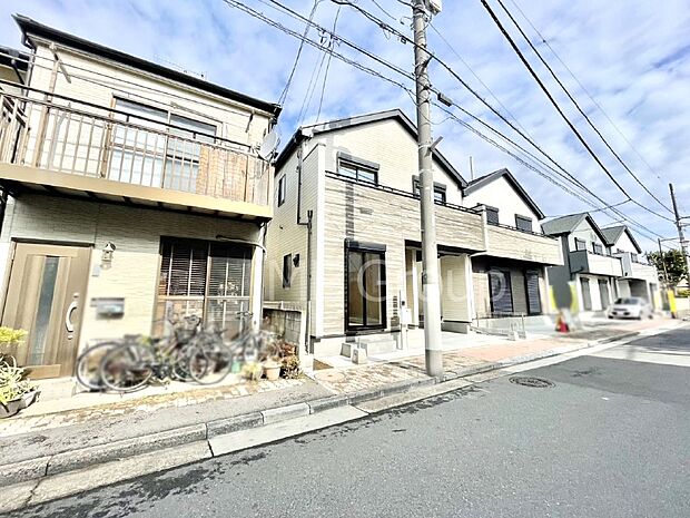 ~Exterior~ 前面道路は閑静な住宅地をはしる車通りの少ない道路。駐車の出し入れもらくらくです!ご不明点・現地見学のご希望は、お気軽にお問い合わせください!