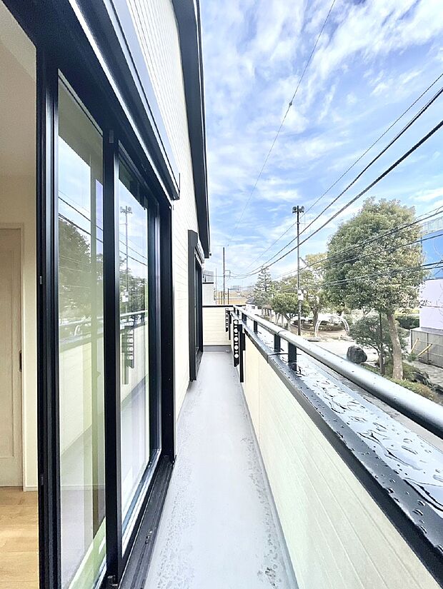 ◆E号棟◆~Balcony~ 南向きのバルコニーの前には雲以外に太陽を遮るものがありません。お洗濯物も乾きやすく、何より明るく気持ちのいい光が入ってきます。家族全員分の洗濯物も一気に干せます。