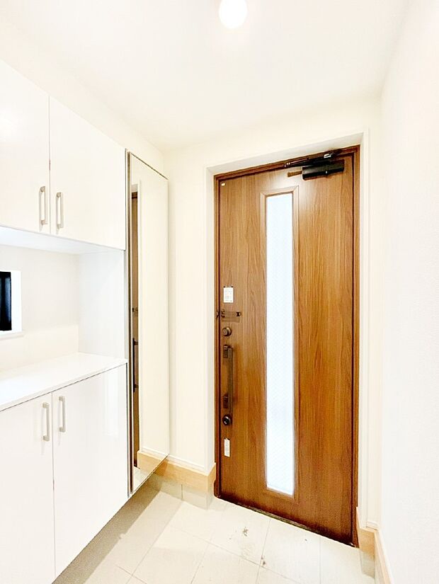 ご家族やお客様を気持ちよくお出迎え!明るい陽光が入り込む玄関。