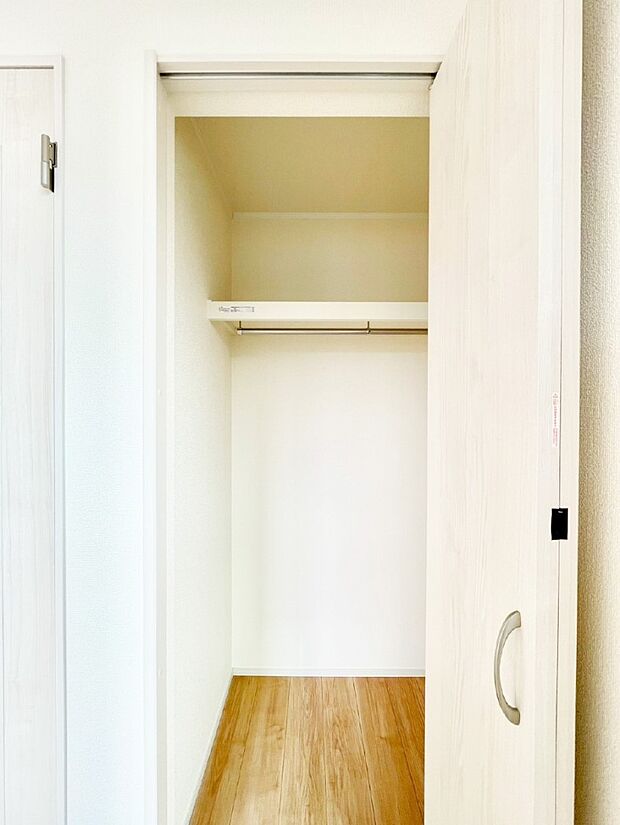 毎日着る衣類や荷物などの収納に便利な物入付きです。