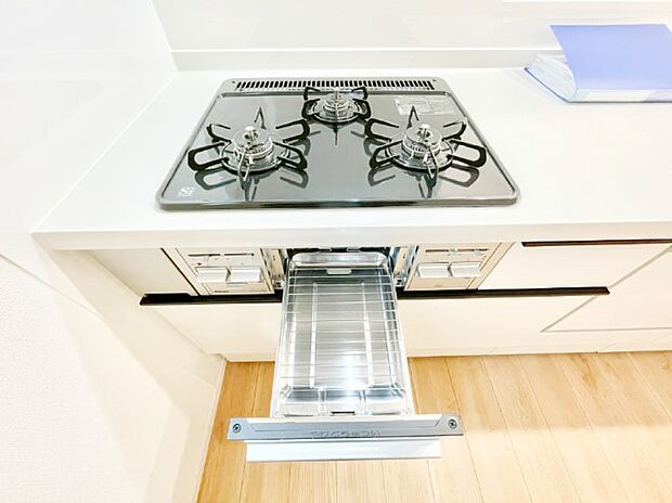 ガスコンロはSiセンサー搭載。火力調節や焦げ付き・消し忘れも防いでくれます。