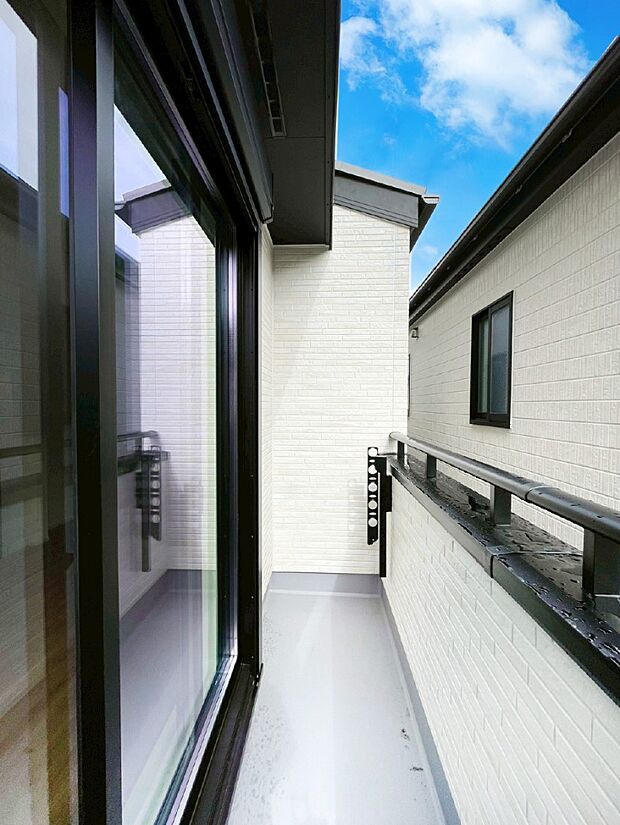 暖かな陽光が降り注ぐバルコニーはお洗濯におすすめ。爽やかな風も心地よいです。