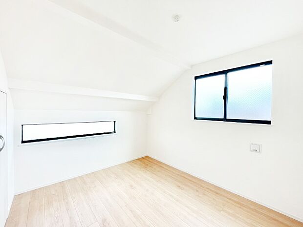 2面採光の洋室。窓から入り込む陽光がお部屋全体を優しく包み込みます!