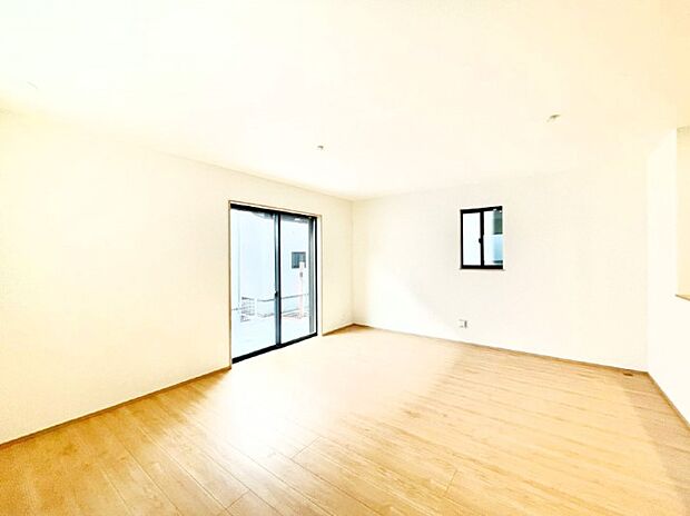 明るい陽光が注ぎ、寛ぎの雰囲気に満たされるリビングダイニング