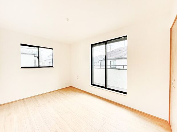 バルコニーが明るさと開放感を演出!朝スッキリと目覚められそうですね。