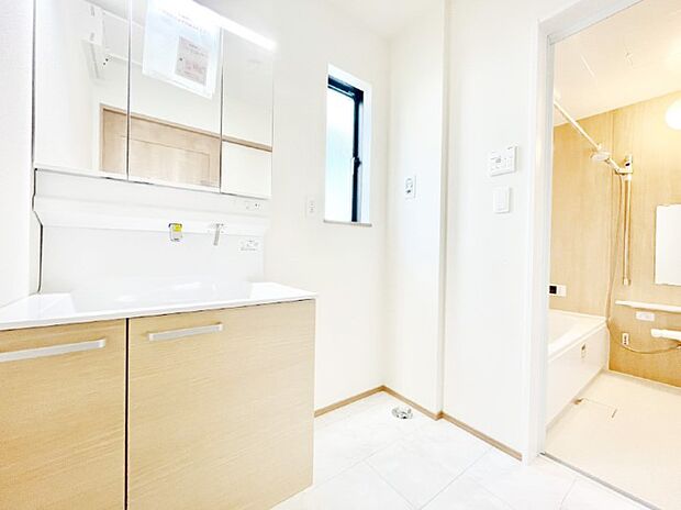 1日の始まりも心地よく!柔らかな朝の光を感じられる窓がついた洗面室