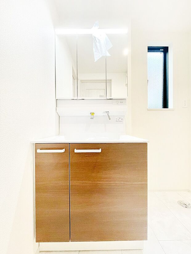 三面鏡キャビネット・シャワー付き洗面化粧台で忙しい朝の身支度もスムーズに!