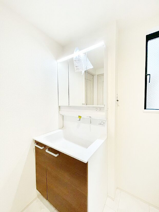 1日の始まりも心地よく!柔らかな朝の光を感じられる窓がついた洗面室