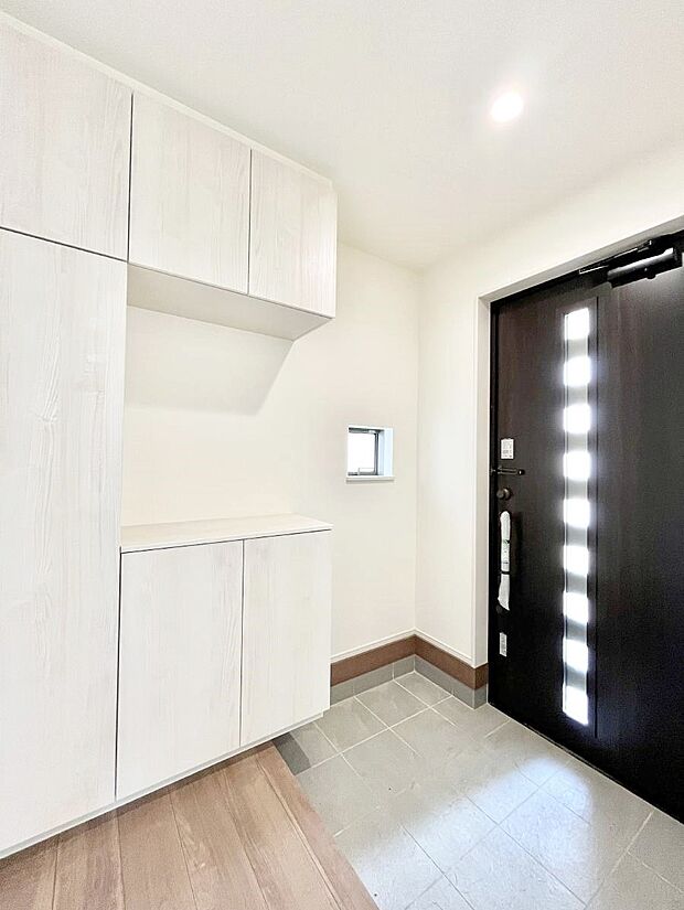 ガラススリットの入った玄関ドアが室内に光を届けてくれます