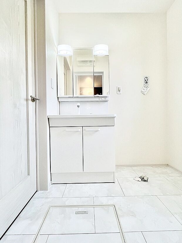 大きく見やすい三面鏡で清潔感ある洗面台は、身だしなみチェックや肌のお手入れにおすすめです。