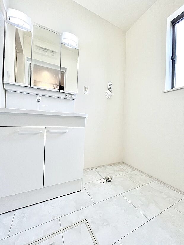 柔らかな朝の光を感じられる窓がついた洗面室