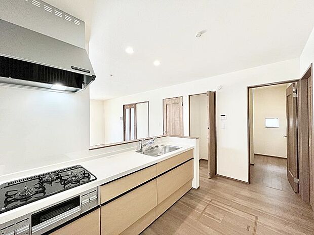 カウンター越しに楽しいおしゃべり。いつものお料理がもっと美味しくなりそうですね。