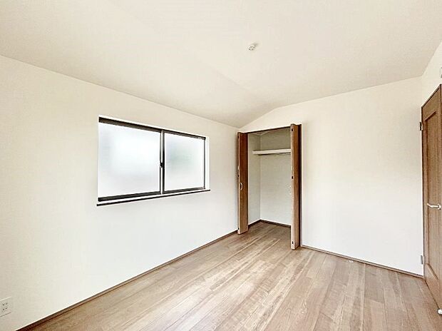 お子さまのお部屋としても！衣類の整理整頓に便利なクローゼット付きの洋室！