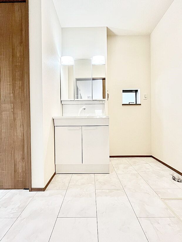 三面鏡の裏に、化粧品や衛生用品などを収納可能。洗面台をすっきりと保ちます！