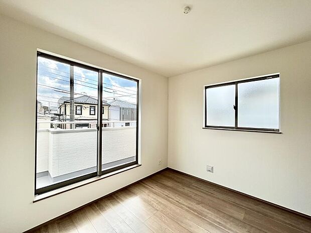 明るいバルコニーサイドに洋室を設置。目覚めの良い寝室に。