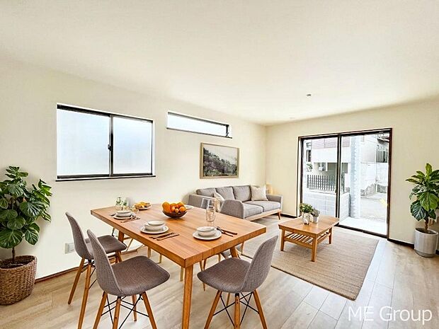 ◆1-A号棟◆~Living~ 家族の会話や笑顔が行き交うリビングです。大きなソファやダイニングテーブルでゆったり食事をしたりくつろぎたい♪そんな夢が叶えられる空間です!※家具はCGです