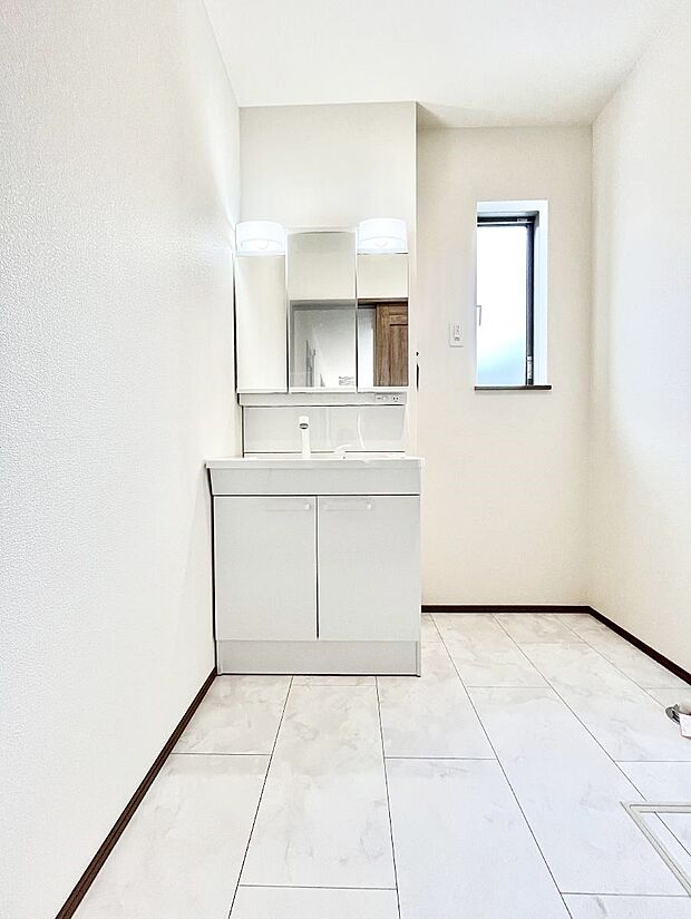 ◆1-A号棟◆~Dressing Room~ 暗くなりがちな洗面所も窓があると採光と換気が可能なので気持ちよくお使い頂けます。三面鏡タイプの洗面台は鏡裏収納で散らかりがちな洗面所もスッキリ♪