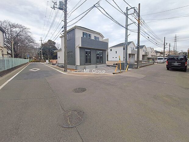 〜Exterior〜　前面道路：南 6m 公道、西 6m 公道　住宅地になっているので車量も少なく、静かな立地です。子育て環境も良好です♪♪周辺環境もあわせてご案内させて頂きます。