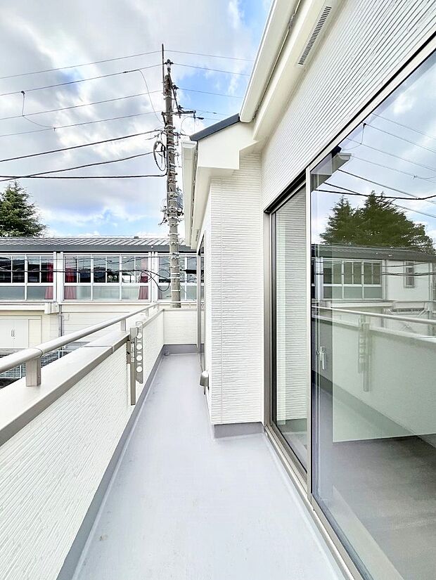 ◆1-A号棟◆~Balcony~ 大きな空に囲まれた気持ちのいい家。バルコニーを覗くだけで圧倒的な開放感に包まれます。バルコニーは陽がさしこみお布団や洗濯物を気持ちよく干すことができます。