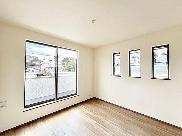 ◆1-A号棟◆~Bed Room~ マンションと違い部屋数が多いのが戸建てのメリットです。ご家族が増えたことで手狭に感じていた住まいも戸建てでは各居室プライバシーを保つことができます。