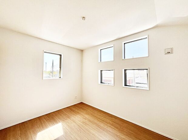 窓からのやさしい光が心地よいプライベートルーム