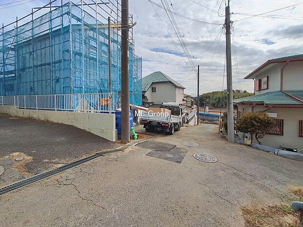 〜Exterior〜　前面道路： 南西 4m 私道　前面道路は閑静な住宅地をはしる車通りの少ない道路。駐車の出し入れもらくらくです！ご不明点・現地見学のご希望は、お気軽にお問い合わせください！