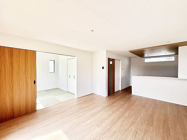 隣接の和室を開放すればさらに広々空間に