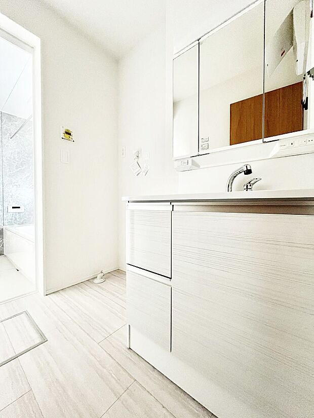 清潔感ある洗面化粧室で朝の身支度も快適