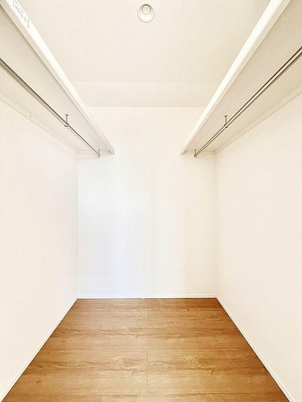 ウォークインクローゼットの活用で生活空間スッキリ