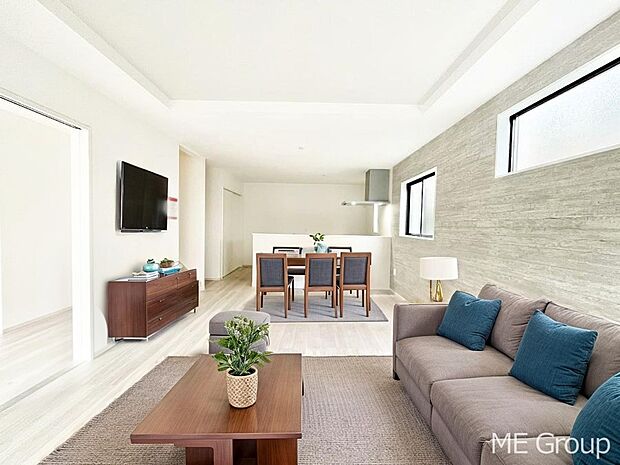 ~Living~ 家族の会話や笑顔が行き交うリビングです。子供が走ってる姿を見ながら、大きなソファやダイニングテーブルでゆったり食事をしたりくつろぎたい♪そんな夢が叶えられる空間です!※家具はCGです