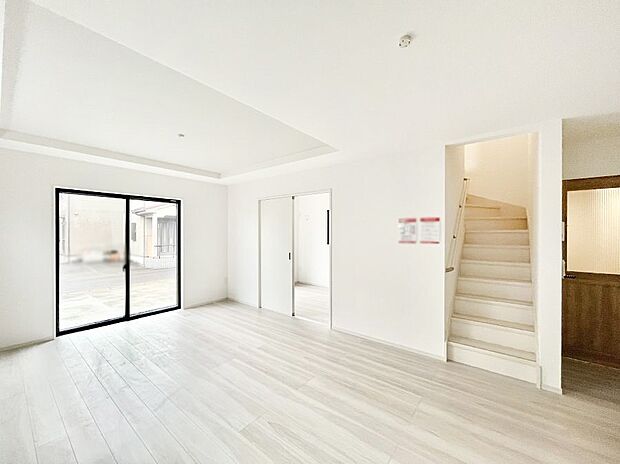 ~Living~ リビングに階段のある間取りです♪家族のコミュニケーションがスムーズに取れますね♪ゆとりある暮らしと心地よい住環境が紡ぐ贅沢な時間をご家族みんなでお過ごし下さい。