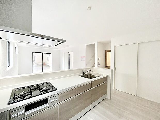 ~Kitchen~ リビングが見渡せるカウンターキッチン。 料理をしながら家族とコミュニケーションをとれるだけでなく、大きな開放感も得ることができます。 お子様の成長も感じることができますね!