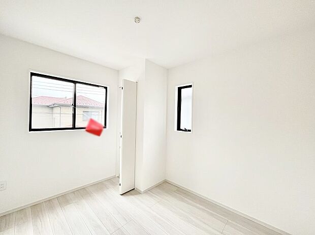 ~Bed Room~ 部屋数が多いのが戸建てのメリットです。ご家族が増えたことで手狭に感じていた住まいも戸建てでは各居室プライバシーを保つことができます。住まいにゆとりが生まれ心もリラックスできます♪