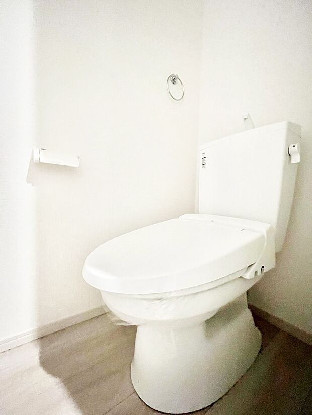 ~Toilet~ 綺麗・スッキリ・快適なウォシュレット付トイレでくつろげる空間です。トイレは毎日使わざるを得ないもの。いつも清潔を保ちたいですね。トイレが2ヶ所あるので朝の混雑時に便利です!