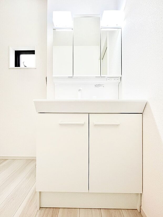 ~Dressing Room~ 暗くなりがちな洗面所も窓があると採光と換気が可能なので気持ちよくお使い頂けます。三面鏡タイプの洗面台は鏡裏収納で散らかりがちな洗面所もスッキリ♪