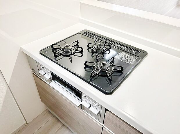 ガスコンロはSiセンサー搭載。火力調節や焦げ付き・消し忘れも防いでくれます。