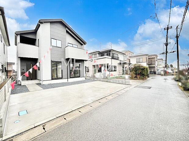 ~Exterior~ 前面道路:南東 4m 私道 前面道路は閑静な住宅地をはしる車通りの少ない道路。駐車の出し入れもらくらくです!ご不明点・現地見学のご希望は、お気軽にお問い合わせください!