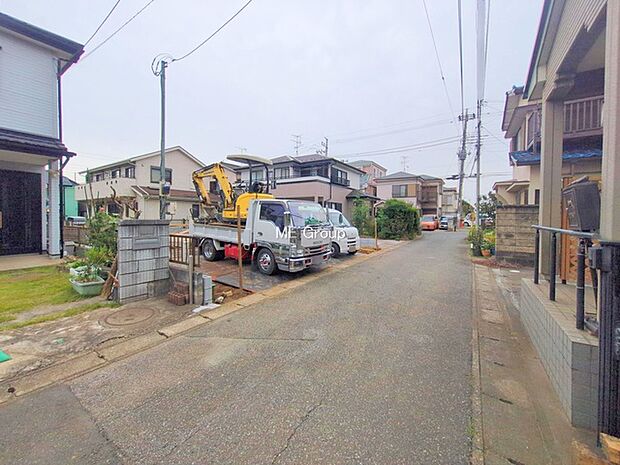 〜Exterior〜　前面道路：南東 4m 私道　前面道路は閑静な住宅地をはしる車通りの少ない道路。駐車の出し入れもらくらくです！ご不明点・現地見学のご希望は、お気軽にお問い合わせください！