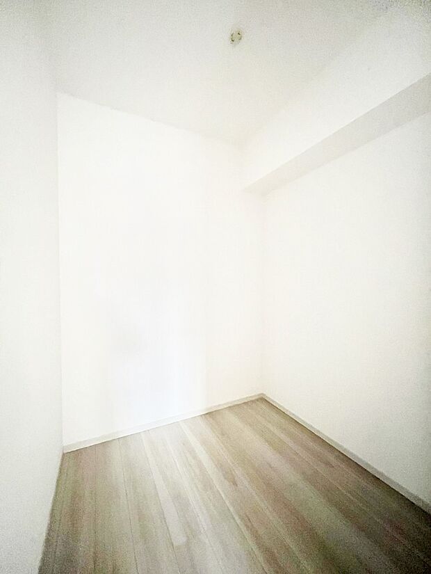 ~Walk-in Closet~ 必要なものやコーディネートを一覧して確認でき、身支度や準備が短時間で済むウォークインクローゼットを設置しました。家の中をすっきりとさせる便利な収納スペースです。