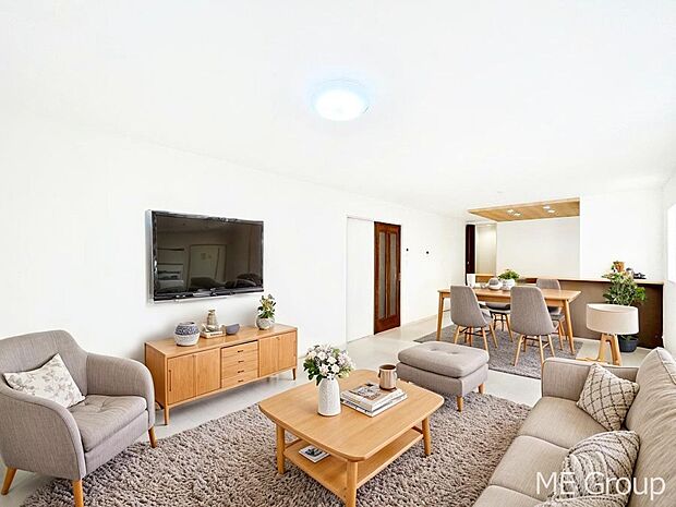 ~Living~ 家族の会話や笑顔が行き交うリビングです。子供が走ってる姿を見ながら、大きなソファやダイニングテーブルでゆったり食事をしたりくつろぎたい♪そんな夢が叶えられる空間です!※家具はCGです