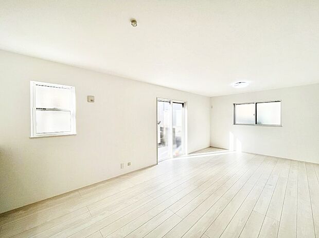 ~Living~ 飽きの来ないシンプルでおしゃれなLDK。大きな窓から日差しが差し込むので室内も明るく、家族の憩いの場としてピッタリです。開放感と日当たりの良さを是非ご覧ください!